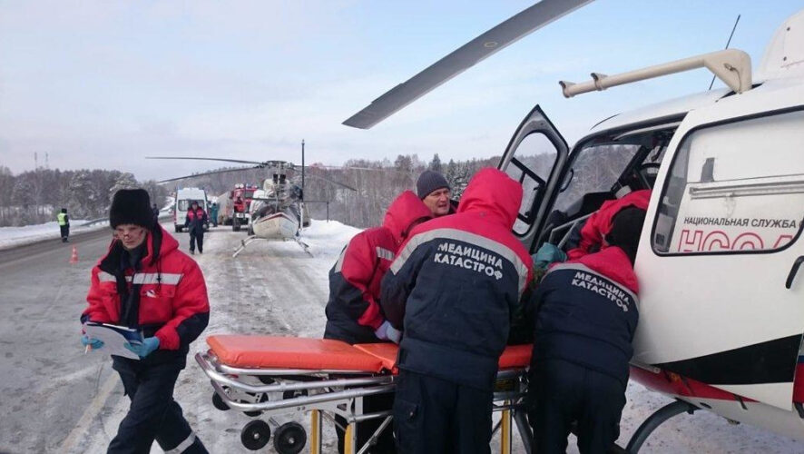 Пострадавших на вертолетах Центра медицины катастроф доставили в больницу.