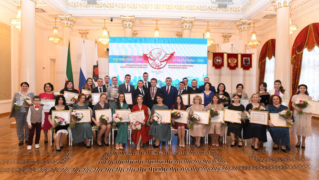 Победитель городского конкурса педагогов преподаёт обществознание в лицее-интернате №2.