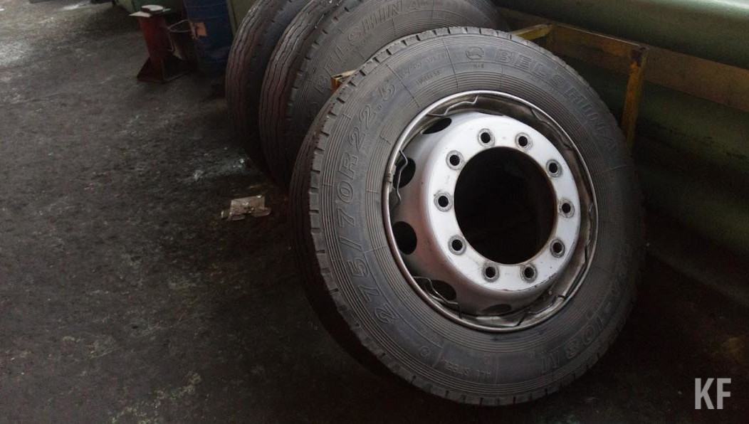 Парня нашли около гаражей во дворе многоквартирного дома.