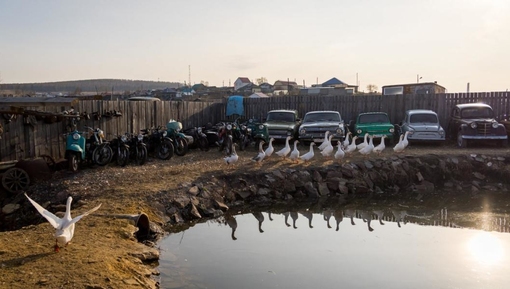 Сейчас во дворе у мужчины стоят 40 автомобилей.