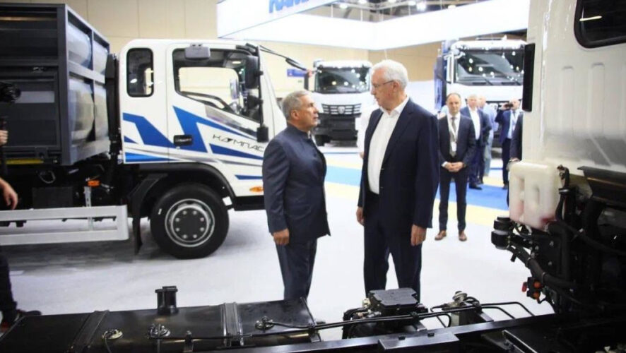 На стенде компании &laquo;КАМАЗ&raquo; были представлены седельные тягачи.