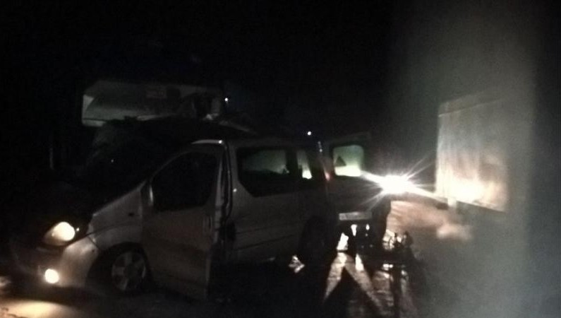 В 25 км от границы с Татарстаном на трассе М-7 в Чувашии в результате столкновения фуры и микроавтобуса погибли пять человек
