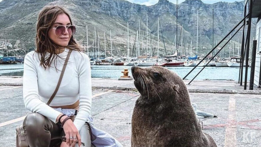 Сейчас девушка находится дома.