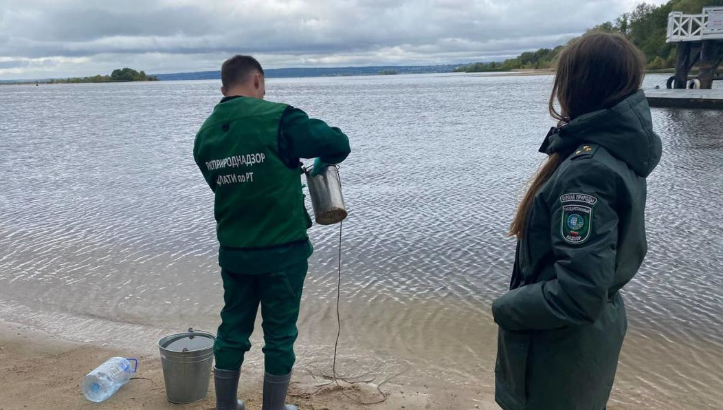 Очевидцы засняли на видео бурлящий пенный водоворот.