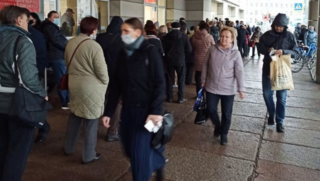 Пользователи соцсетей по-разному восприняли появившиеся в социальных сетях видео с толпами людей у здания.