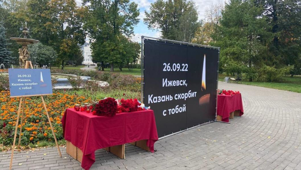 Мужчина в черном сперва выстрелил в охранника