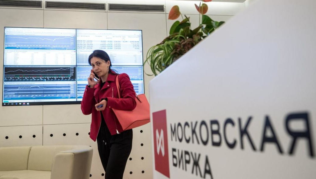 В апреле курс евро впервые за 11 месяцев превысил отметку в 90 рублей