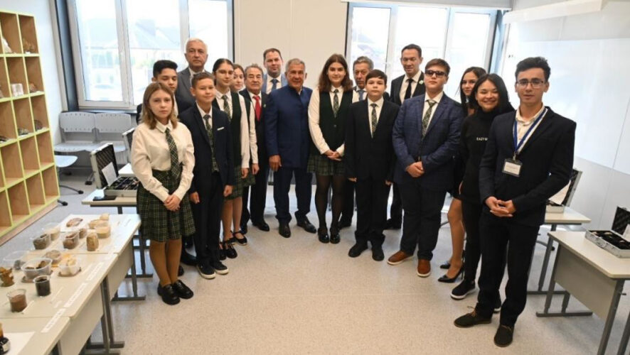 Учёбу в новой школе начали более 800 детей.