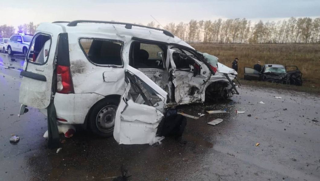 Автомобили превратились в груду металла.