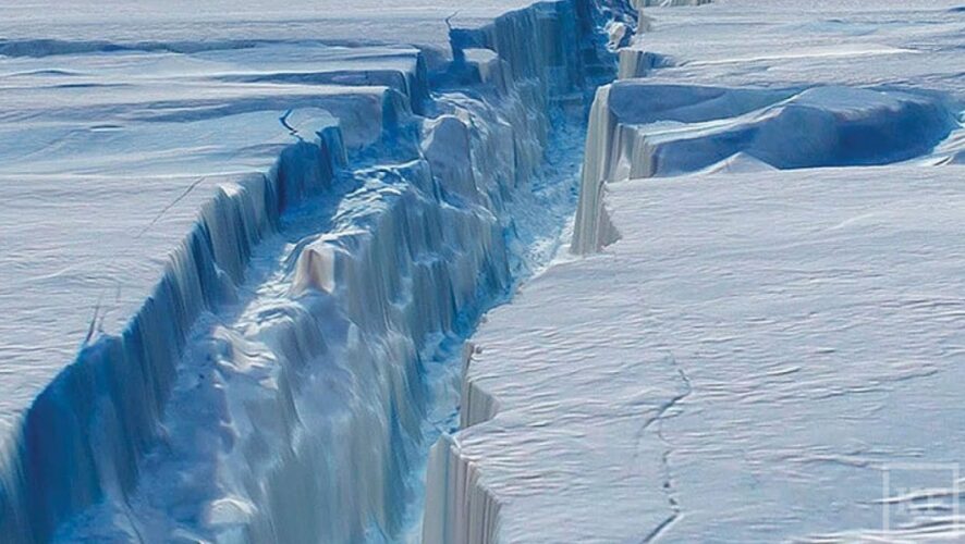 Часть западного ледника «Ларсен С» — самого большого из шельфовых в Антарктиде — отделилась и образовала один из крупнейших за всю историю наблюдений