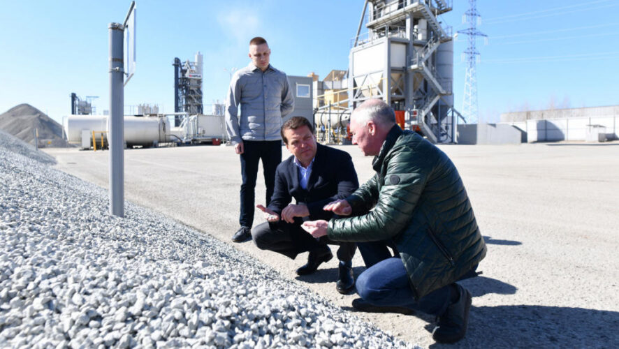 Предприятие обеспечивает в Казани проведение дорожных работ и ямочного ремонта.