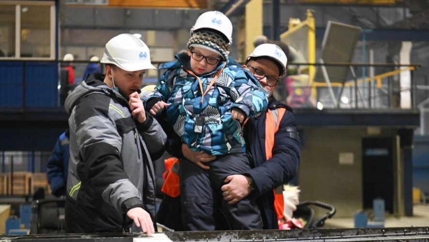 Ребенку подарили именную строительную каску.