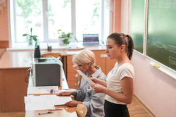 Сегодня многие родители нанимают для детей репетиторов.