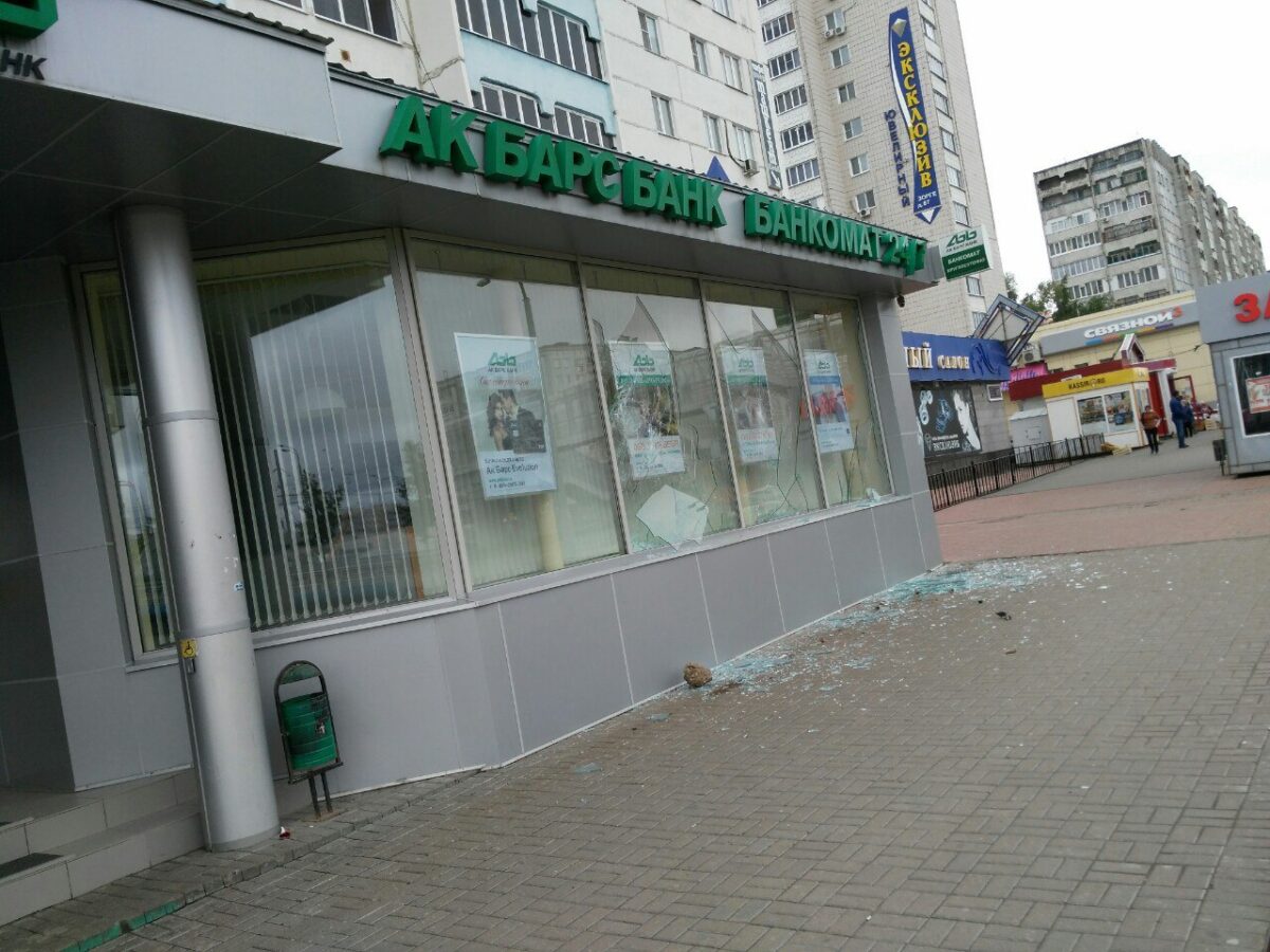 В Казани безработный разбил камнями стекла в офисе «Ак Барс» банка 