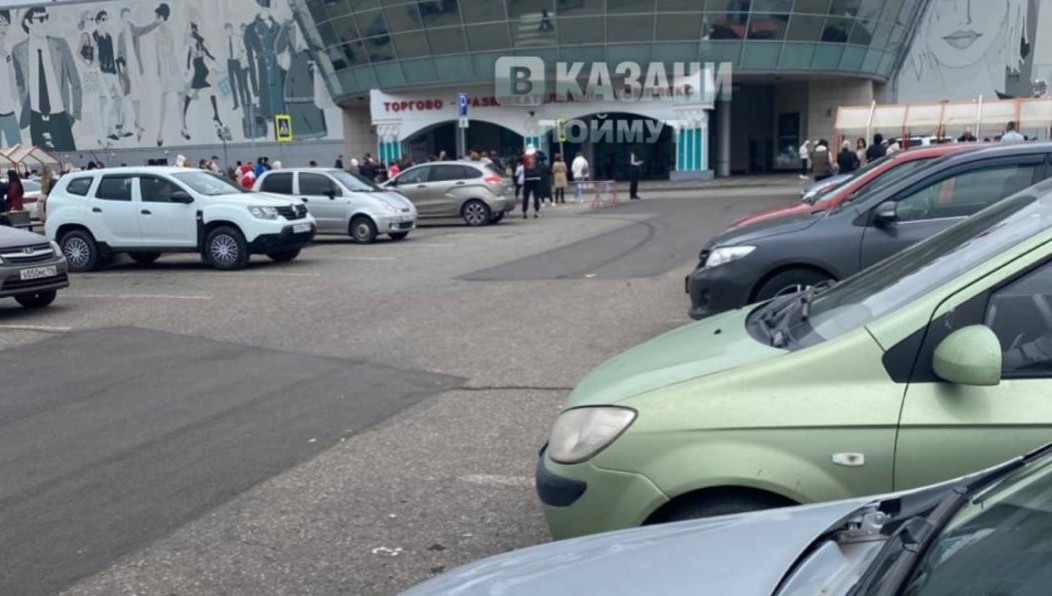 Людей вывели на улицу.