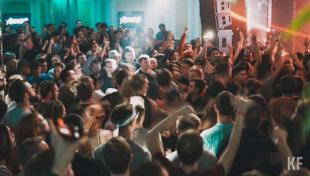 Почти половина дискующих - несовершеннолетние.