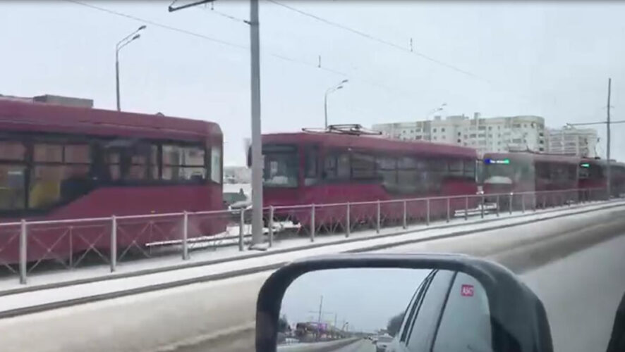 Трамваи стоят от пересечения улицы Арбузова с Журналистов до пересечения с Ново-Азинской.