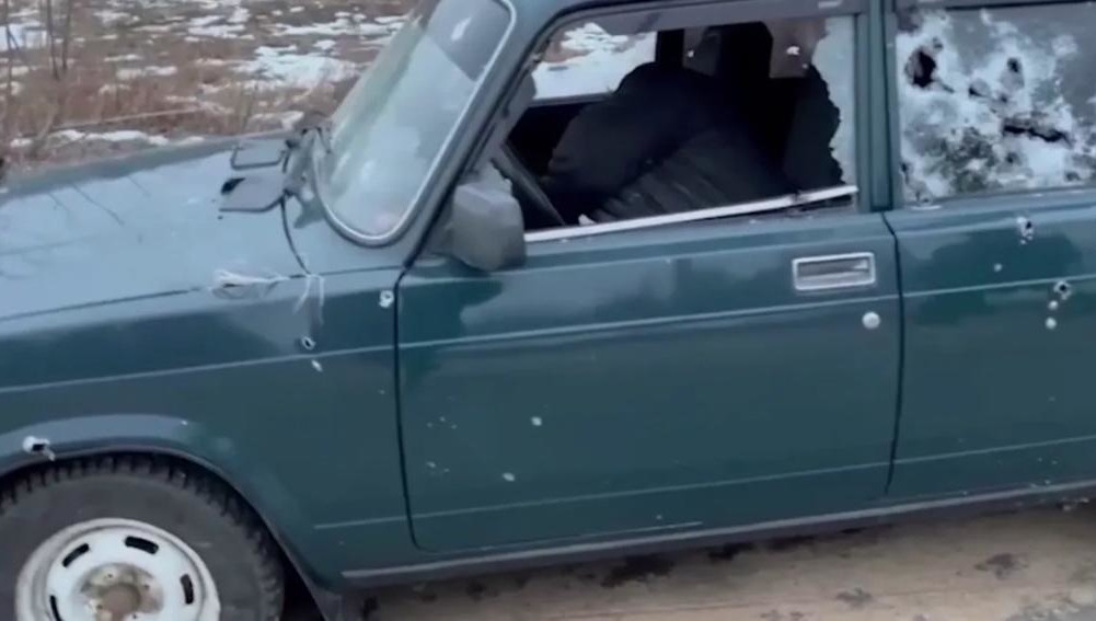 Девочка боится возвращаться домой.