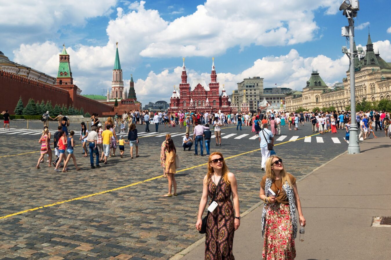 Жизнью будут гражданами россии и. Москва 2018. Туристы на красной площади. Лето в Москве. Москва летом.
