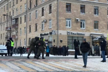 Толпа двинулась врассыпную от Площади Свободы в сторону Кремля.