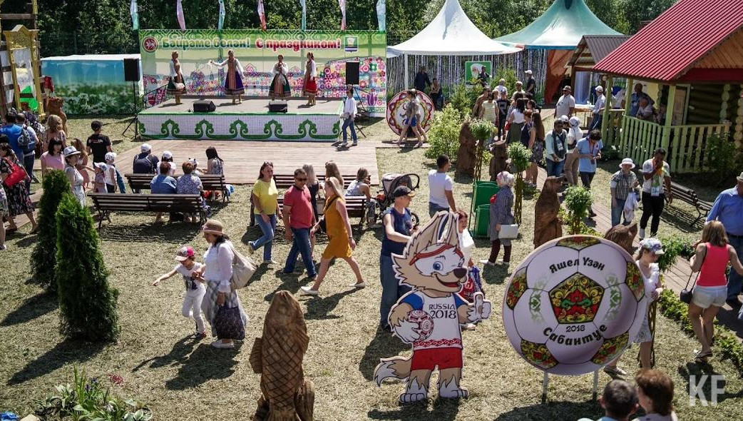 По улицам города проедут четыре запряженные лошадьми повозки.