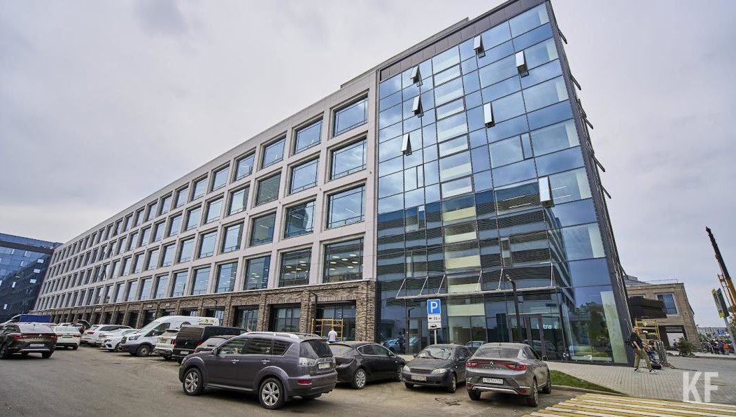 Стоянка находится у торгового центра «Лагуна»