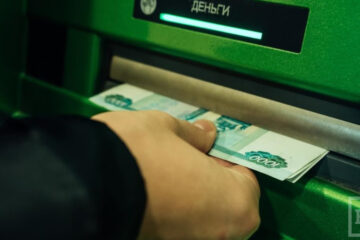 Россияне все чаще используют банкоматы для пополнения карт.