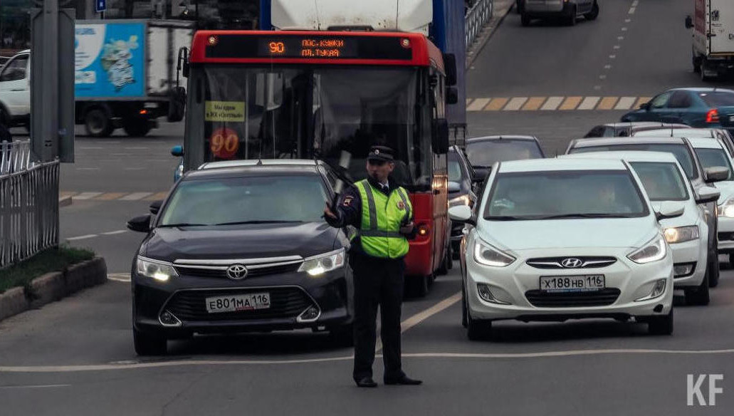 В авариях пострадало три человека.
