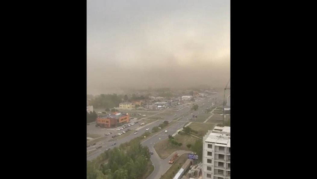 Порывистый ветер поднял столбы песка