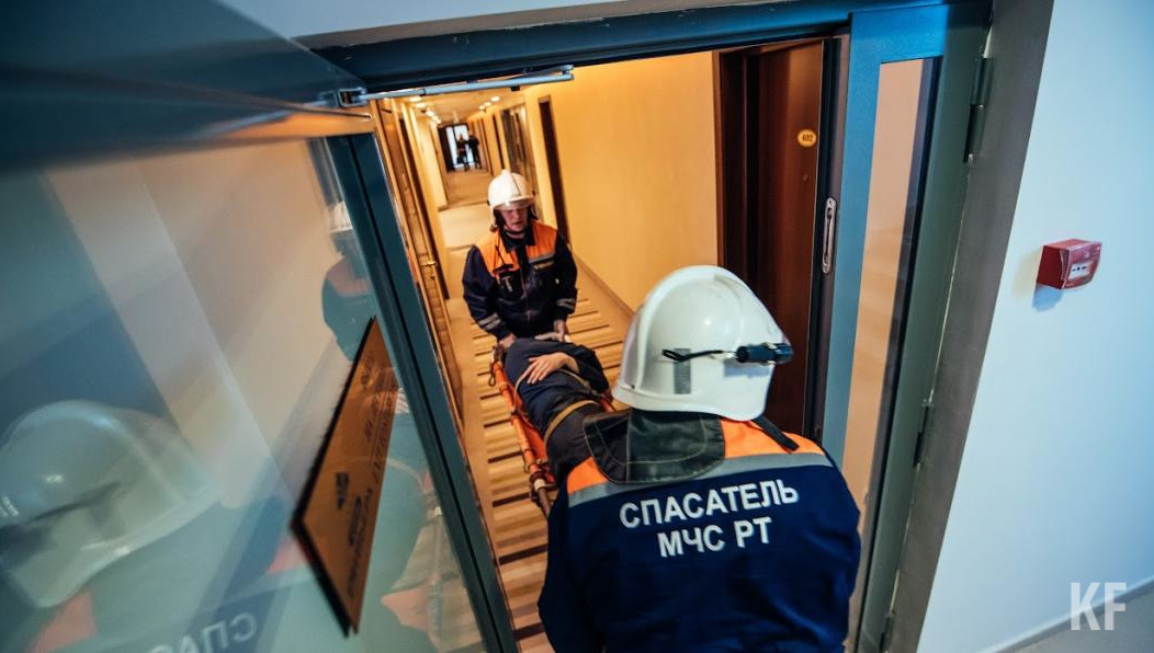 Спасатели освободили мужчину и передали его медикам.