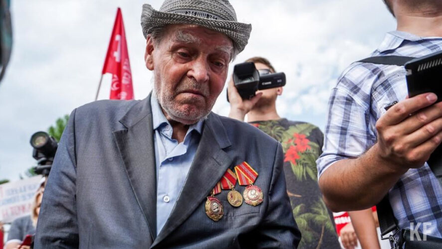 Самой старшей женщине 102 года.