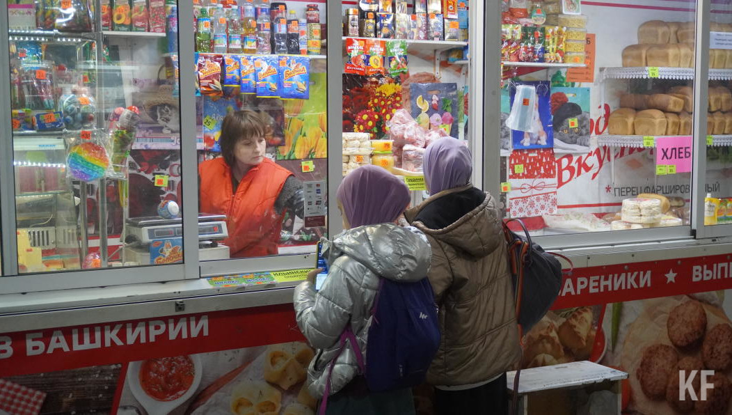 Власти Челнов предложили запретить торговлю в подземных переходах. «Якорные» предприниматели и постоянные покупатели выступили против этого решения. «Подземка» одним заменяет дорогие ТЦ