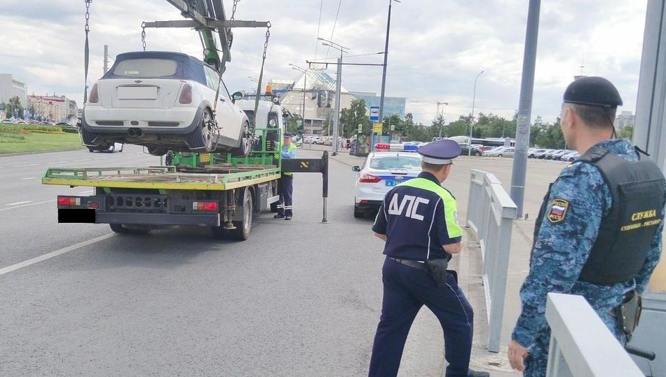 За многократные нарушения ПДД и неуплату долгов иномарку уже арестовали приставы.