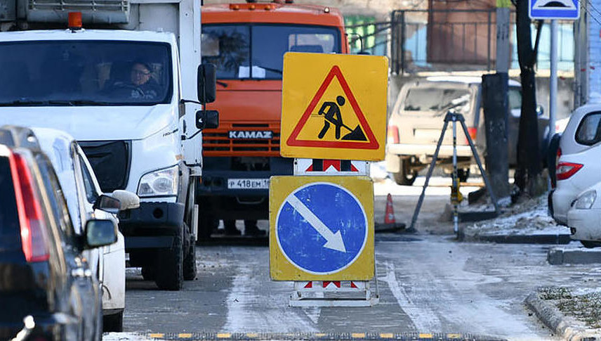 Причиной стало проведение работ по прокладке трассы хозяйственно-бытовой канализации.