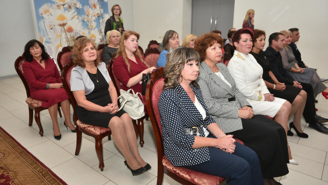 В День учителя муниципалитет устроил педагогам скромный праздник в стенах ЗАГСа