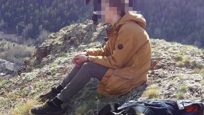 Школьник по дороге домой случайно слетел вниз.