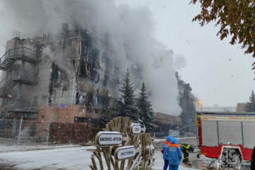 Здание выгорело на площади 4000 кв.м. Пострадали люди.
