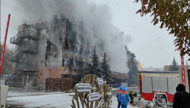 Здание выгорело на площади 4000 кв.м. Пострадали люди.