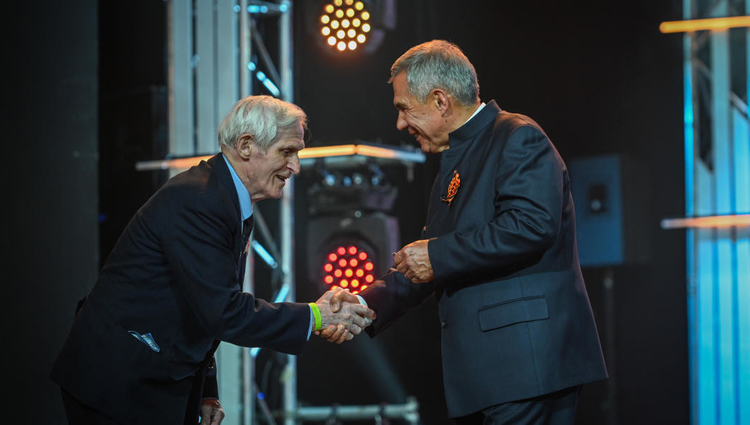 Татарстанским ветеранам показали концертную программу в честь наступающего праздника - Дня Победы. Поблагодарить их за мужество и несгибаемую волю собрались волонтеры всех возрастов.