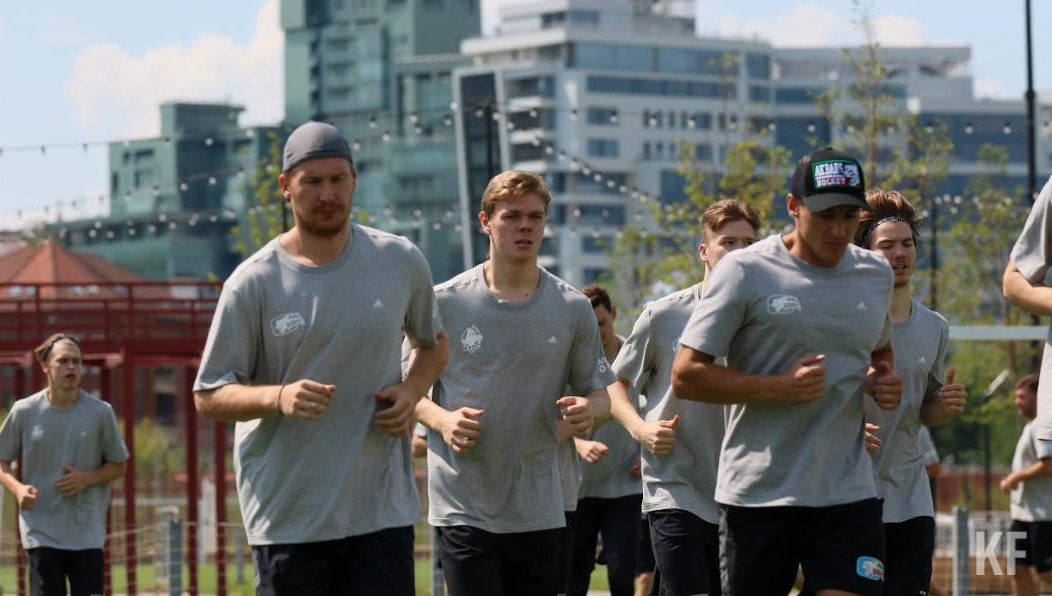 Некоторые люди занимаются спортом