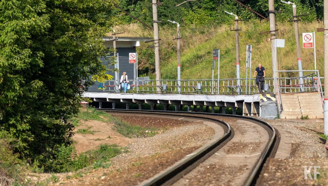 Через полчаса состав продолжил двигаться дальше.