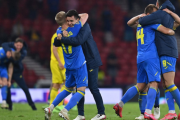 В последнем матче 1/8 финала сборная Украины выбила шведов.