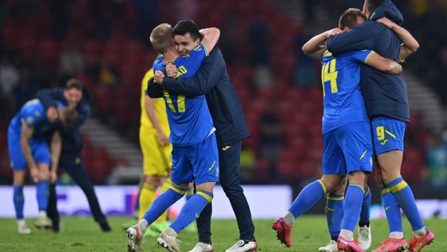 В последнем матче 1/8 финала сборная Украины выбила шведов.