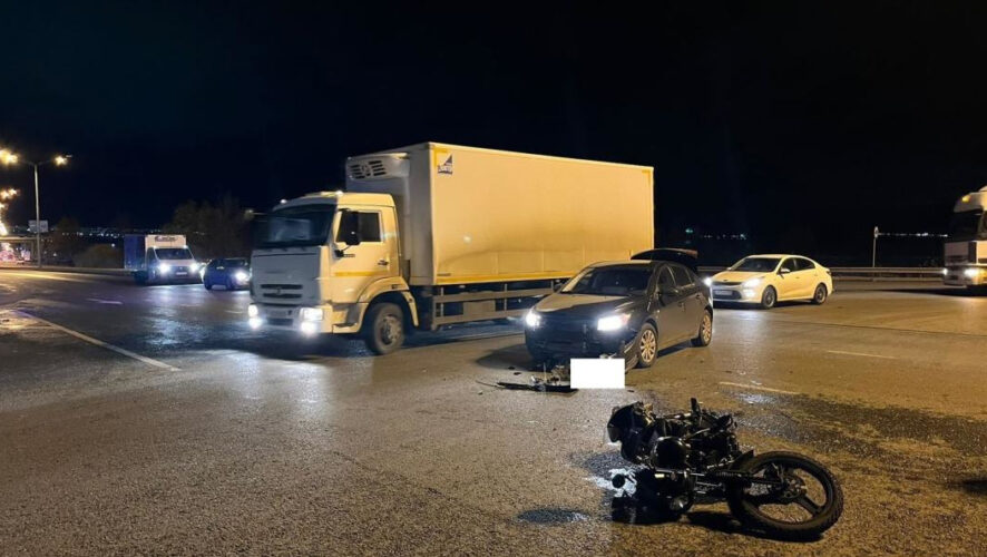 Мотоциклиста с переломом госпитализировали.