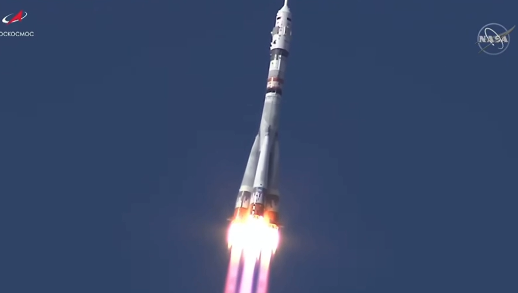 Экипаж перейдет на борт в 17:05 по московскому времени.