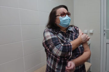 Жительница Казани получила юбилейную дозу вакцины.
