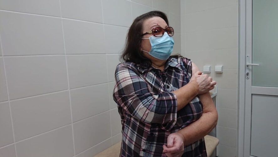 Жительница Казани получила юбилейную дозу вакцины.