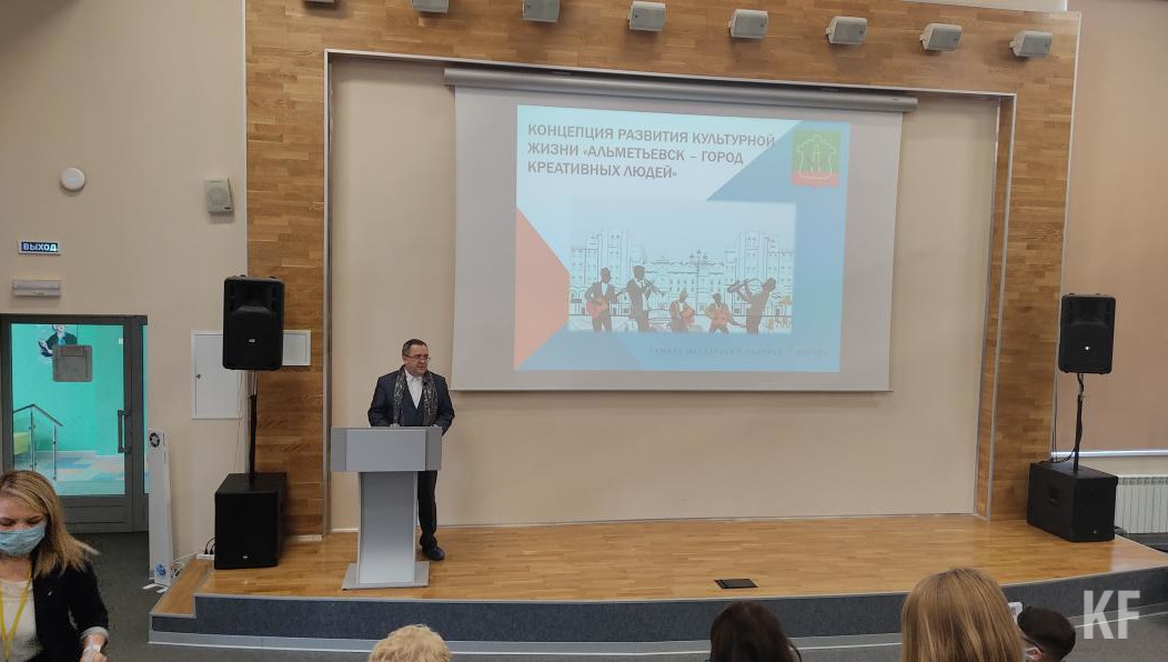 На него заявилось пять человек.