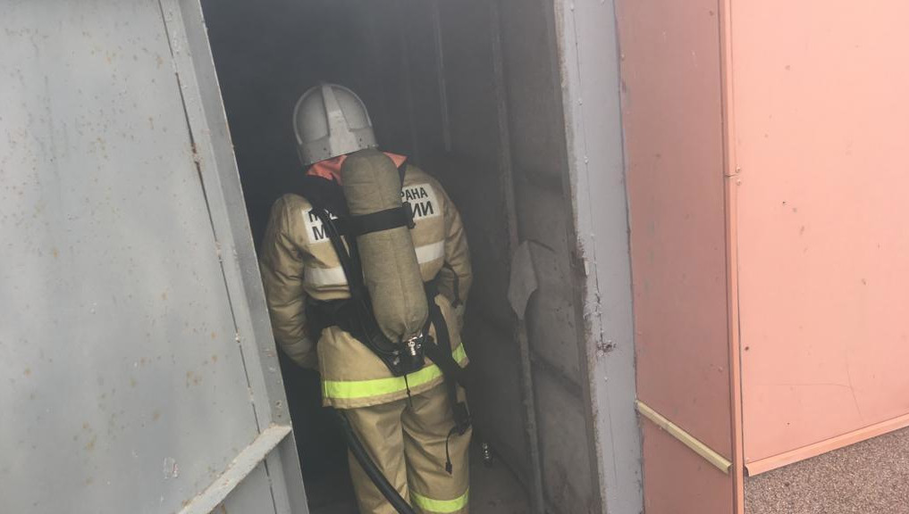 На площади 4 кв.м горели старые вещи.