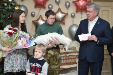 Маме новорожденной девочки вручили 100 тысяч рублей и коробку с необходимыми для младенца вещами.